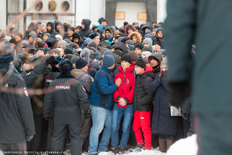  9 января 2019 года перед управлением по вопросам миграции УМВД РФ по Томской области