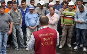 На предприятиях Москвы начали появляться объявления пугающие мигрантов