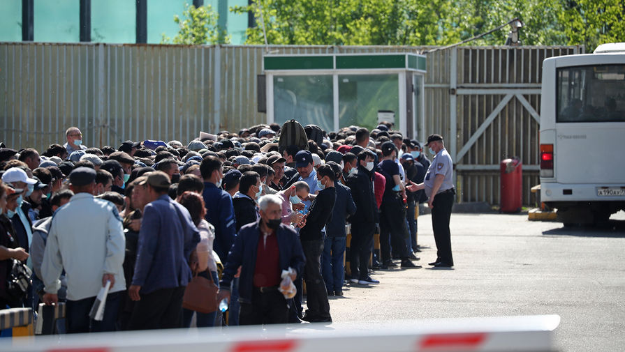 В Подмосковье очередь в миграционный центр заблокировала движение