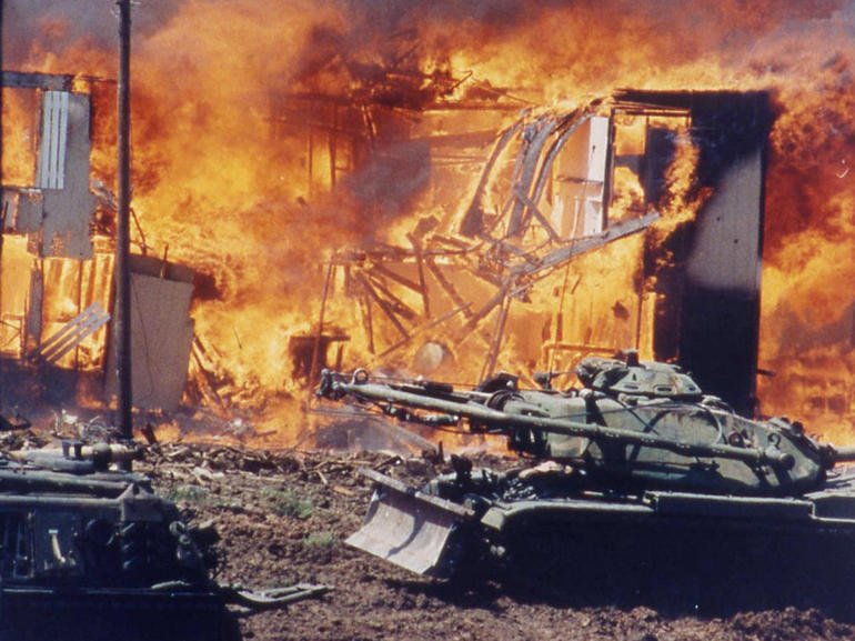 Трагедия Уэйко через 30 лет: как смерть членов секты Дэвида Кореша на ранчо "Маунт Кармел" стала символом ультраправых США