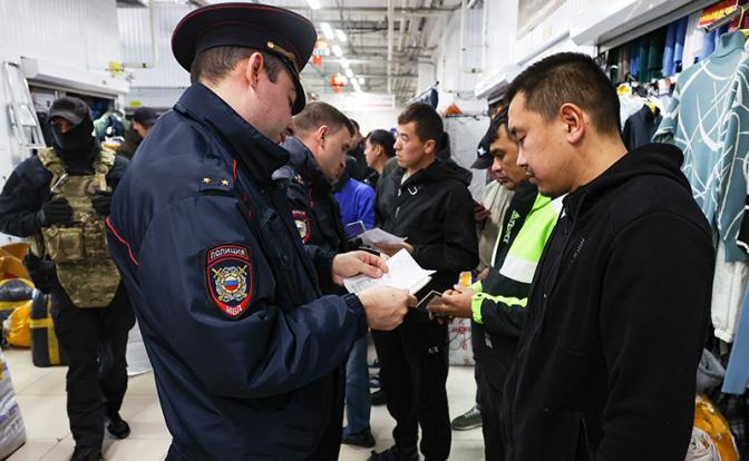 Чтобы покончить в России с мигрантским бардаком, начинать надо с тех, кто в погонах