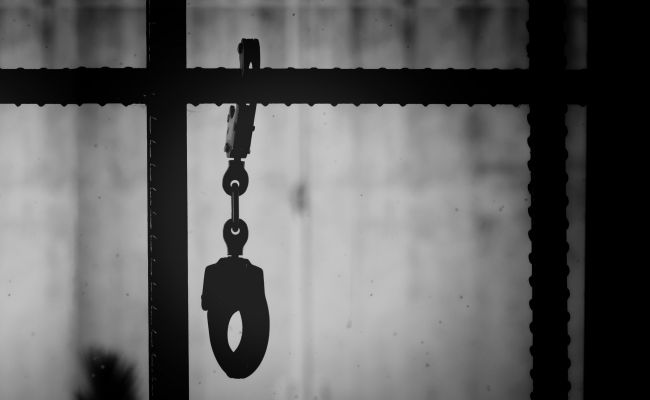 Присягнувшего "Исламскому государству", бойца ММА приговорили к 28 годам тюрьмы за убийство инспектора в центре Москвы 