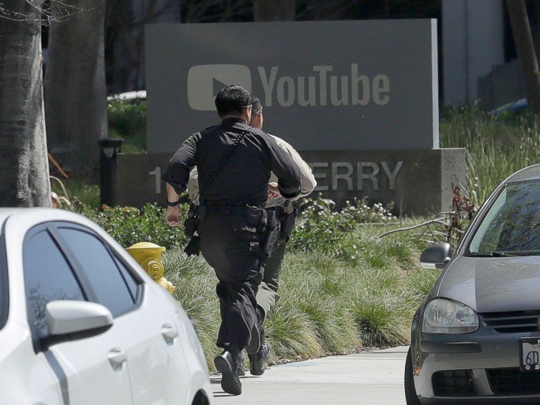 В США уличили YouTube в продвижении роликов про стрельбу в школах среди детей