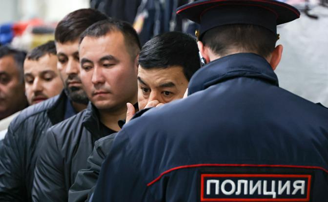 Такого в России еще не было — мигранты начали нападать на полицию