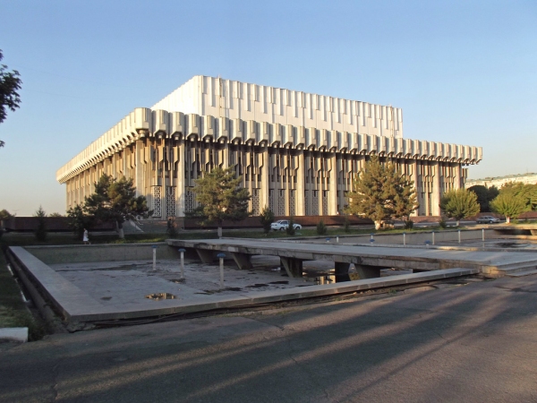 Площади, дворцу и станции метро возвращают название «Дружбы народов» (видео)