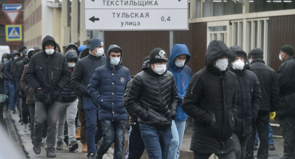 Путин регионлар раҳбарларини мигрантларни қурилишга қайтаришга чақирди  