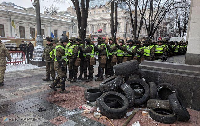 В столкновениях под Радой пострадали 8 правоохранителей, - полиция Киева