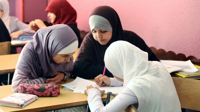 В школах Франции запретили мусульманскую одежду