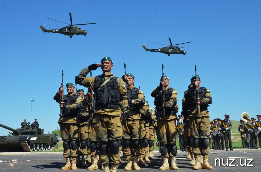 Военный парад: техника и песни военных лет