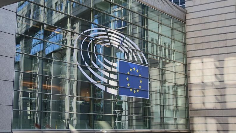Депутаты Европарламента призвали к запрету соцсетей для детей до 16 лет