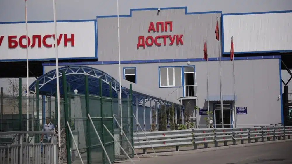 На границе между Кыргызстаном и Узбекистаном запустили электронную очередь 