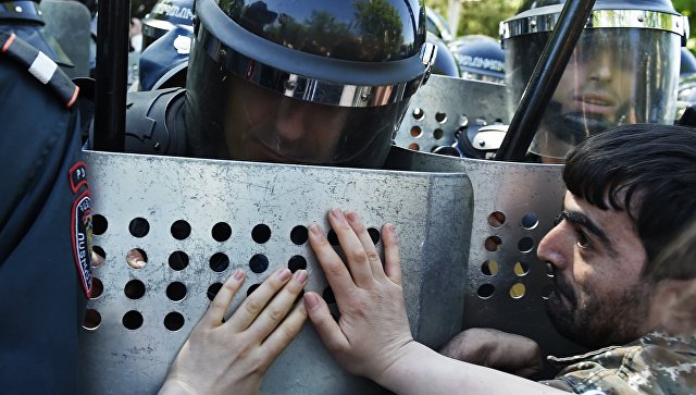 Полиция Еревана попросила журналистов не мешать обеспечению безопасности