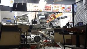 Последствия взрыва в кафе Burger King в Ереване 