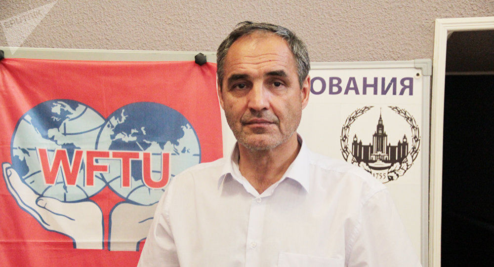 “Чоралар етарли эмас”: Каримов мигрантлар Россия фуқаролигини олиши ҳақида  