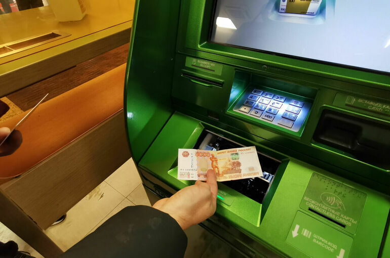 Мигрантов в РФ могут лишить возможности выводить большие суммы за границу 