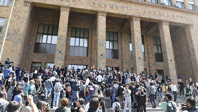 Полиция оттесняет протестующих от правительственного здания в Ереване