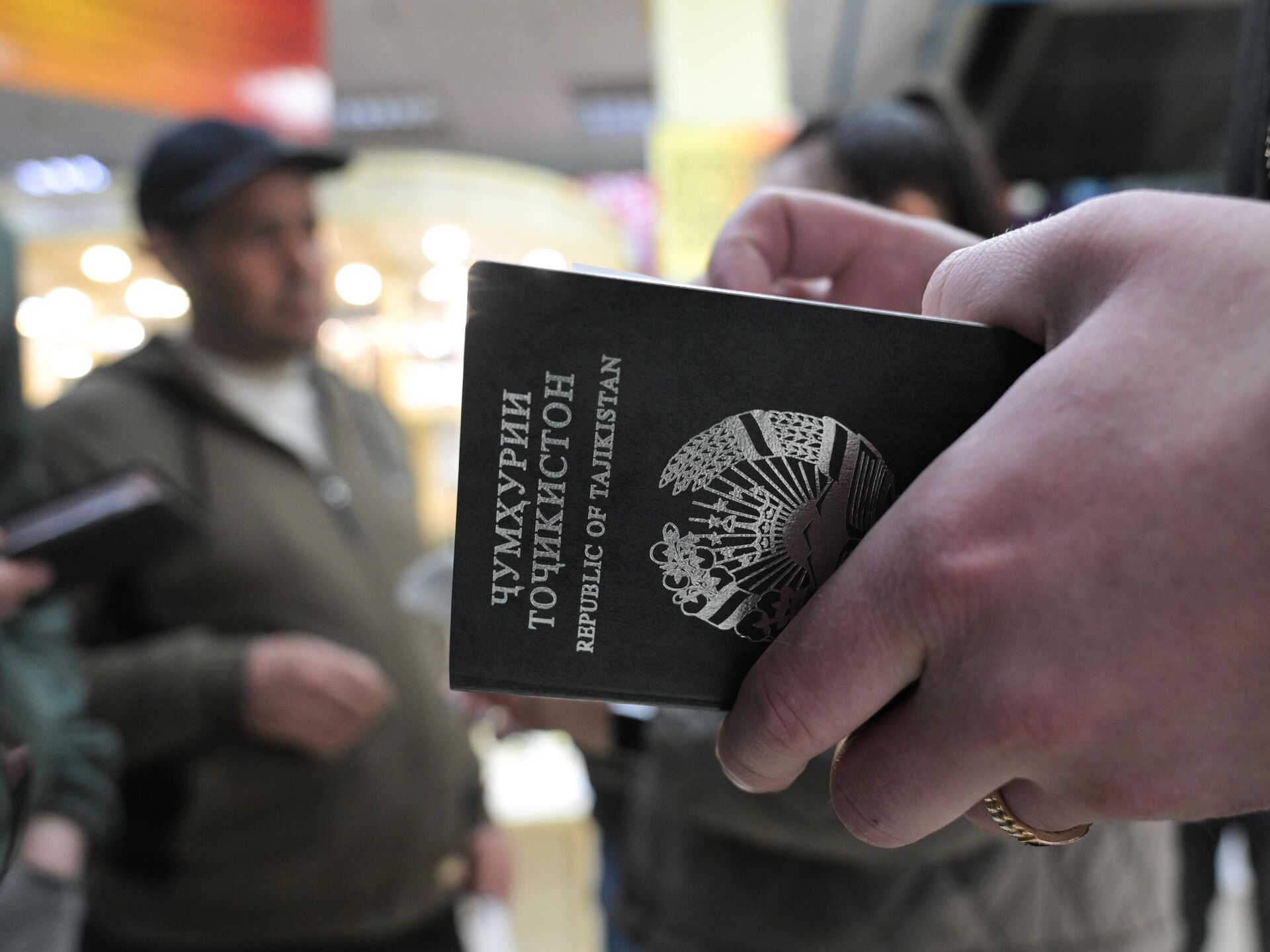 Минтруд Таджикистана призывает мигрантов соблюдать законодательство РФ
