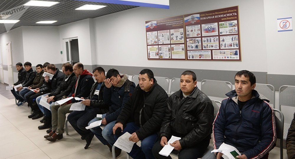 Пенсия, патент ва билет учун пул: Ўзбекистон мигрантларни қандай қўллаб-қувватламоқчи  
