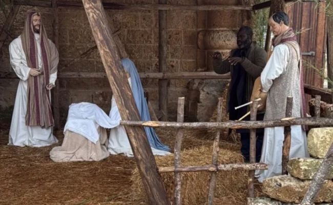 В Италии мигрант замаскировался под статую в вертепе, убегая от полиции 